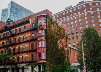 how does a reit work in canada