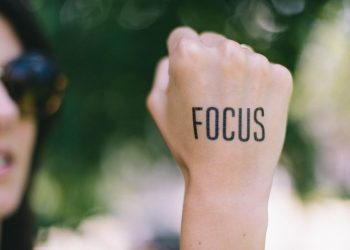 what investment pays monthly dividends