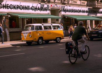 who pays dividend withholding tax