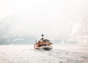 who pays mortgage broker